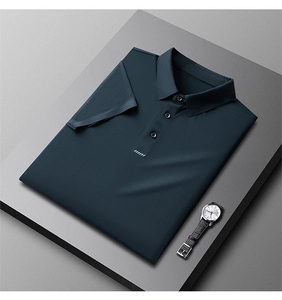 Détail de polo pour homme avec patte de boutonnage et rayure contrastante