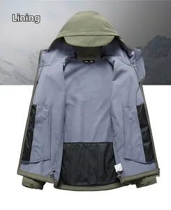 Détail de la doublure polaire chaude et des poches intérieures de la veste tactique