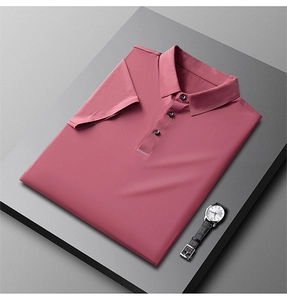 Détail d'un polo rose en soie glacée pour homme avec col classique et tissu texturé