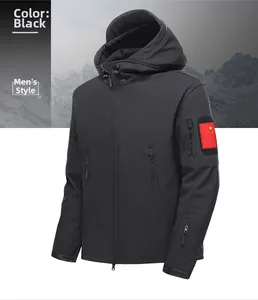 Détail d'une veste tactique softshell noire avec zips étanches et écusson drapeau