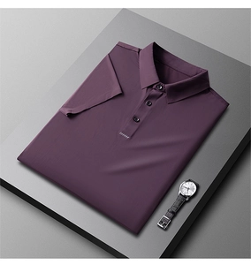 Détail du tissu lisse de qualité et du col à trois boutons sur le polo violet