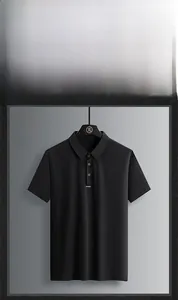 Détail du col et de la patte de boutonnage du polo noir classique en soie glacée