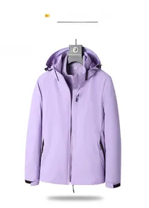 Détails de la veste imperméable violette pour femme avec capuche et poches zippées