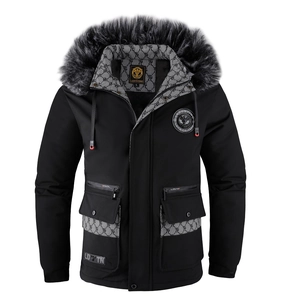 Detailopname van winterparka met kunstbontkraag en geborduurde badge op de borstpartij
