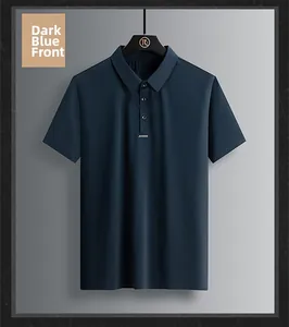 Détail du polo en soie glacée bleu marine avec col classique et patte boutonnée rayée