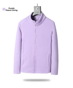 Détail de la doublure en polaire violette amovible avec fermeture éclair et col montant