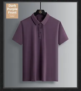 Détail d'un polo en soie glacée violet foncé montrant le tissu texturé et la patte boutonnée