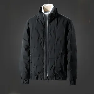 Detailansicht der schwarzen Herren-Daunenjacke mit Stehkragen, Reißverschluss und Bündchen
