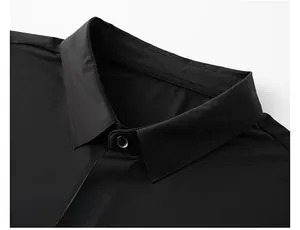 Détail du col d'un polo noir avec des coutures soignées et des boutons noirs polis