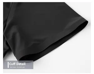 Gros plan détaillé des coutures et de la texture du tissu respirant sur le revers du t-shirt noir