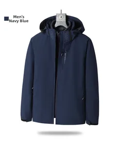 Détail de la veste coupe-vent bleu marine pour homme avec lettrage Explore et décor réfléchissant