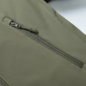 Détail veste tactique vert armée avec tissu imperméable et poche zippée robuste