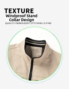 Détail de la veste en coton kaki montrant le col montant coupe-vent avec doublure rayée
