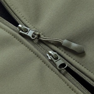 Veste tactique softshell vert armée imperméable avec détails de double fermeture éclair