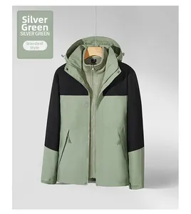 Détail de la veste outdoor 3 en 1 vert argent avec capuche réglable et doublure polaire