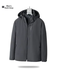 Détail de la veste outdoor 3-en-1 gris foncé avec logo Explore et tissu imperméable