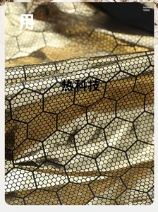 Makroaufnahme von goldenem Thermo-Wabenfutter mit reflektierender Wärmetechnologie