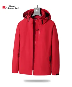 Détail de la veste d'extérieur rouge pour homme avec capuche ajustable et broderie