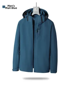 Détail de la veste outdoor bleu marine pour hommes avec capuche et poches zippées