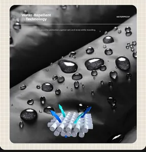 Nahaufnahme des wasserdichten schwarzen Stoffes der Weste mit Wassertropfen und 3D-Struktur