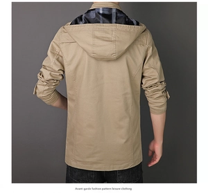 Vue arrière d'une veste à capuche kaki pour homme avec doublure à carreaux noir et blanc