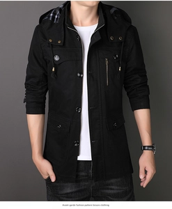 Détail de la veste noire pour hommes avec capuche, doublure à carreaux et multipoches