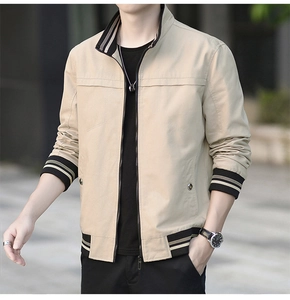 Détail du col en tricot rayé et de la fermeture éclair d'une veste en coton pour homme