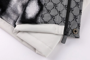 Detail van winterjas met warme pluche voering en een decoratieve vintage sterknopsluiting