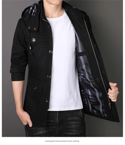 Détail d'une veste à capuche pour homme avec tissu noir et doublure à motif à carreaux
