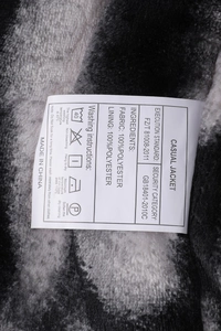 Detailweergave van het waslabel van 100% polyester aan de binnenkant van het winterjack
