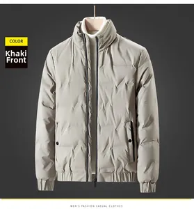 Detail der khakifarbenen Stehkragen-Daunenjacke mit geometrisch geprägtem Stoff und Tasche