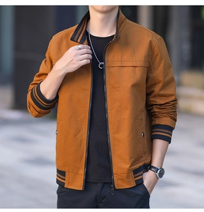Détail de la veste en coton caramel montrant le col montant rayé et le zip métallique