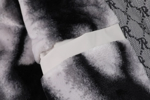 Detailopname van zwart-witte tie-dye imitatiebont manchet met elastische gebreide band