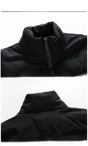 Detailansicht des Stehkragens und Metallreißverschlusses der schwarzen Daunenjacke