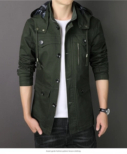 Détail de la veste à capuche vert armée avec poches fonctionnelles et doublure à carreaux