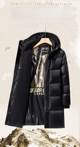 Detailansicht des Winter-Parkas mit goldenem Graphen-Wärmefutter für maximale Isolierung