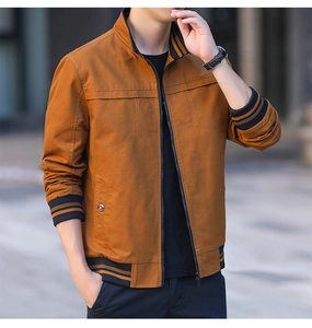 Détail de la veste décontractée en coton pour homme avec col rayé et poche à bouton pression