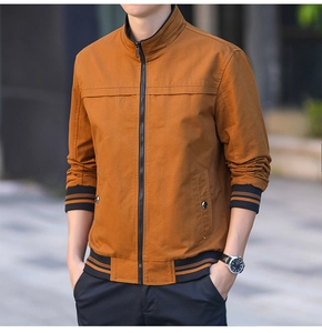 Détail d'une veste marron en coton avec col montant et poignets côtelés rayés
