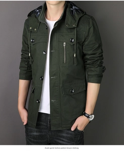 Détail d'un trench-coat vert armée à capuche avec poches et cordon à la taille