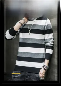 Détail d'un pull pour hommes à col rond avec rayures contrastées noir, blanc et gris