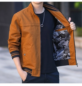 Détail de la veste en coton caramel avec doublure camouflage et poignets rayés