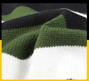 Vue macro de la texture maille côtelée verte et noire d'un t-shirt 100% coton à manches