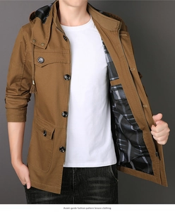 Détail de la veste à capuche pour homme avec doublure à carreaux et fermeture à glissière