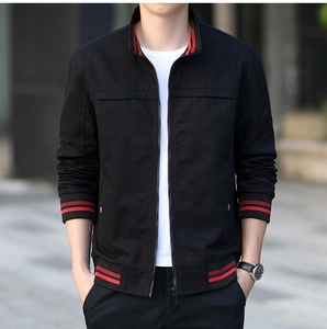 Détail d'un blouson bomber noir en coton avec col en maille rayée et fermeture éclair métal