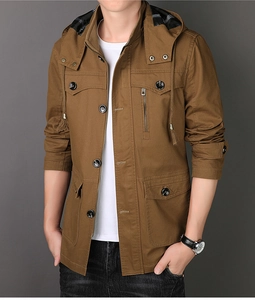 Détail de la veste à capuche en coton kaki avec poches et accessoires métalliques