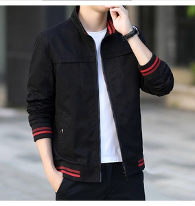 Détail de la veste noire en coton avec col et poignets côtelés à rayures rouges et noires