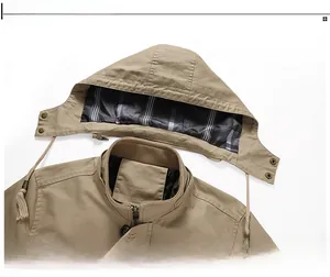 Détail de la capuche amovible avec doublure rayée sur cette veste en coton kaki pour hommes