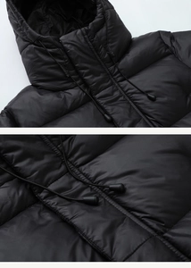 Detailaufnahme der schwarzen Daunenjacke mit Kapuze, mattem Stoff und winddichtem Kragen