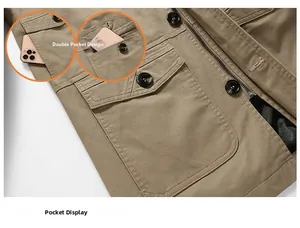 Détail d'une veste en coton kaki montrant des doubles poches et une fermeture éclair robuste