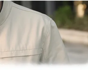 Détail d'une veste en coton kaki clair avec épaules structurées et coutures précises